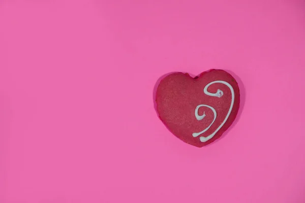 Festliche Lebkuchen Herzform Auf Rosa Hintergrund Valentinstag Minimalismus Kopierraum Ansicht — Stockfoto