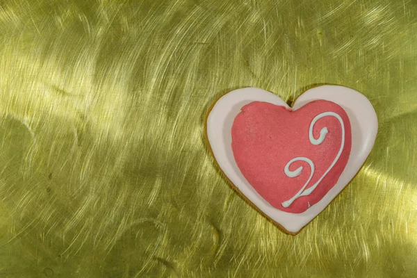 Rosafarbenes Lebkuchenherz Auf Einer Goldenen Oberfläche Valentinstag Minimalismus Kopierraum Ansicht — Stockfoto