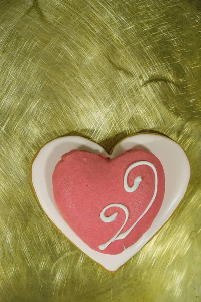 Pain Épice Rose Coeur Sur Une Surface Dorée Saint Valentin — Photo