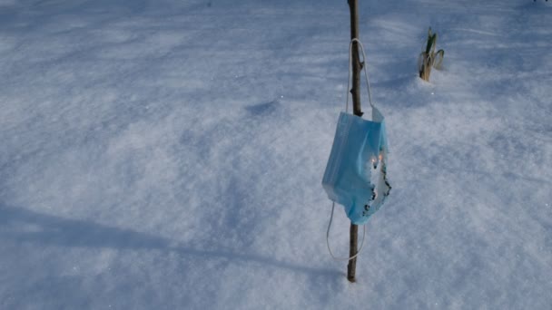 Máscara Médica Protectora Desechable Quema Derrite Sobre Fondo Cubierto Nieve — Vídeo de stock