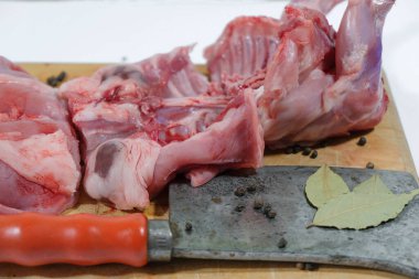 Tavşan parçaları ve et helikopteri. Beslenme eti.