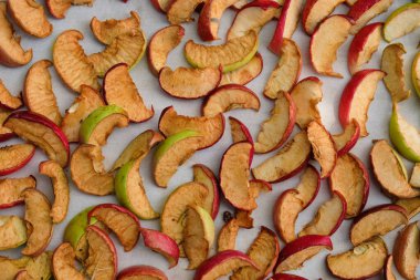 Kurutulmuş elma arka planı. Güneşte elma kurutmak. Meyve üstüne karınca.