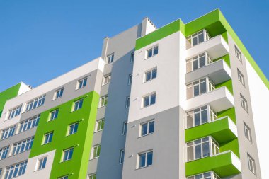 Güneşli bir günde gökyüzü arka planındaki modern neşeli ev. Konut satın almak ve kiralamak. Alt görünüm.