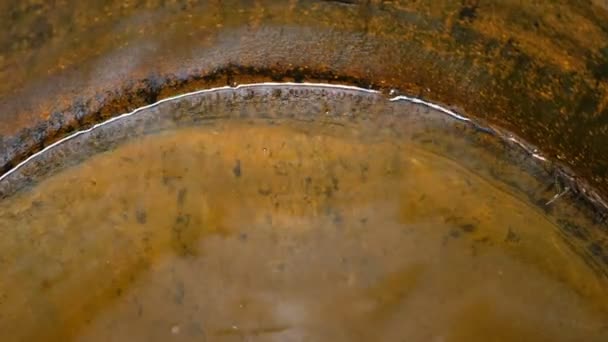 Des Gouttes Pluie Tombent Dans Baril Eau Rouillé — Video