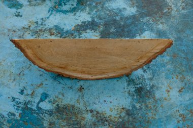 Mavi paslı bir metal yüzeyde çiğ meşe dilimi. Boşluğu kopyala.