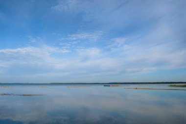 Svityaz Gölü 'nde sabah. Bulutlar suya yansıyor. Shatsky Ulusal Doğal Parkı. Ekolojik manzara. Ukrayna. Boşluğu kopyala.