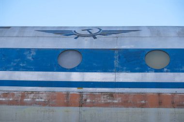 Sovyetler Birliği 'nin yuvarlak lombozları ve sivil havacılık sembolleri olan eski bir uçağın parçası. Boşluğu kopyala.