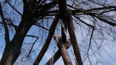 Yaşlı meşe ağacının altındaki salıncağın hareketi.