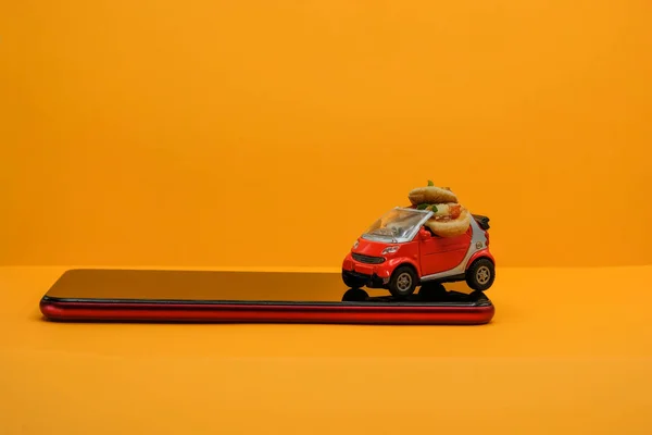 Egy Halom Pizza Egy Kis Játékautón Egy Okostelefon Felszínén Ételszállítási — Stock Fotó