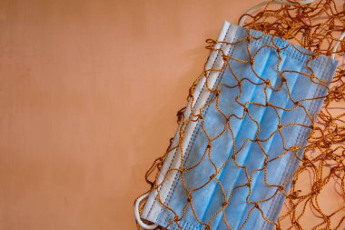 Altın ipek ağ içinde koruyucu maske. Salgın konsepti sırasında birçok yasak var. Boşluğu kopyala.