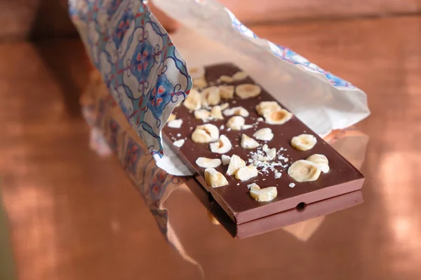 Barre Chocolat Faite Main Avec Des Noix Dans Emballage Papier — Photo