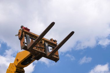 Forklift kısmı. Endüstriyel geçmiş. Ağır makine kiralama konsepti. Boşluğu kopyala.