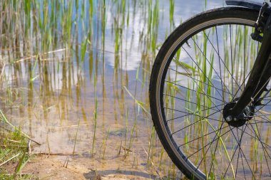 Arka planda bisiklet tekerleği olan bir sahne. Yenileyici seyahat konsepti. Boşluğu kopyala.