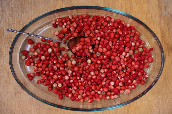 Ripe Wild Strawberries Flat Glass Bowl Wooden Table Decorative Spoon — Stock fotografie