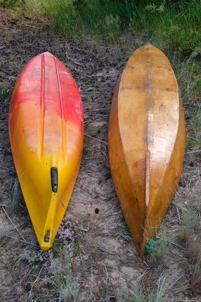 Two Colorful Inverted Kayaks Sandy Shore Vertical Image — Φωτογραφία Αρχείου