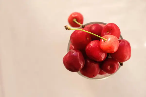 Bouquet Cerises Douces Dans Verre Sur Fond Beige Espace Copie — Photo