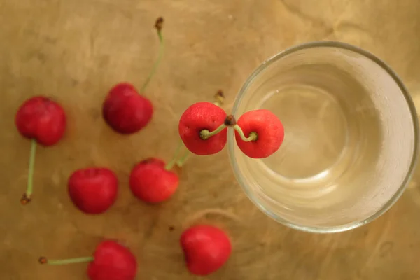 Cerises Douces Verre Glacé Sur Fond Métallique Doré — Photo