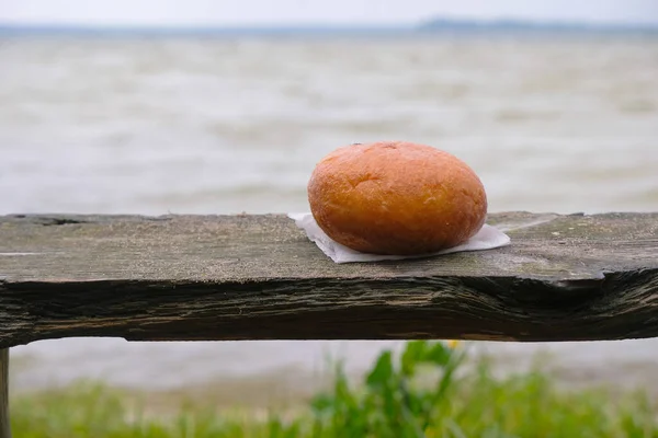 Donut Tradicional Ponchik Banco Madeira Fundo Lago Descanse Lago Svityaz — Fotografia de Stock