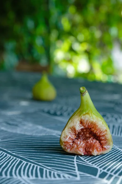 Provence Güneşli Bir Bahçe Arka Planında Turkuaz Masa Örtüsü Üzerinde — Stok fotoğraf