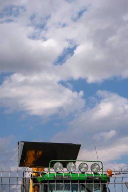 Kabinde farları, gökyüzünde kovası olan ağır makineler. Geceleri çalışırken dört yuvarlak ışık.