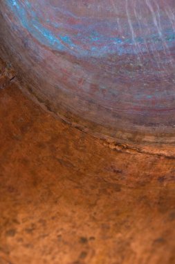 Oksitlenmiş bakır yüzey. Mavi ve kahverengi daireler. Uzayı kopyala Dikey resim.