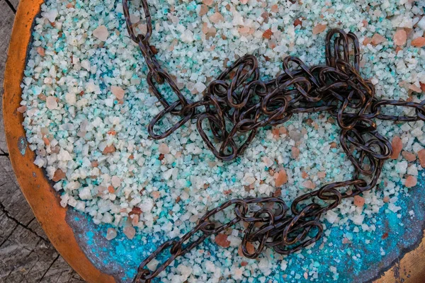 Kupferkette Und Himalaya Salz Auf Einer Oxidierten Kupferplatte Aquafarbe Und — Stockfoto