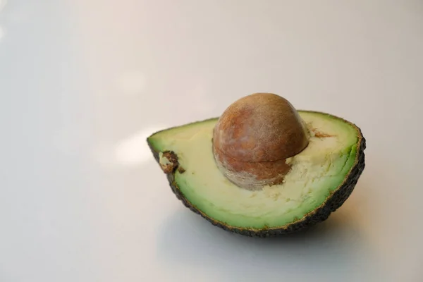 Ein Stück Avocado Auf Weißem Schaum Sonnenlicht Draußen Kopierraum — Stockfoto