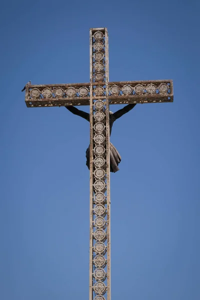 Starý Kovový Kříž Krucifixem Pozadí Bezmračného Nebe Holubice Sedí Kříži — Stock fotografie