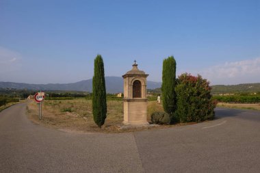 Aziz Peter Kilisesi Mont Ventoux dağının arka planındaki kavşakta. Provence 'de akşam vakti. Boşluğu kopyala.