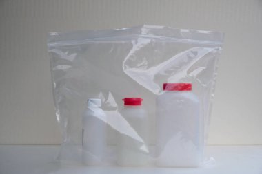 Fransa 'da su analizi için plastik kabın içindeki şişeler. İçme suyu analizi. Boşluğu kopyala.