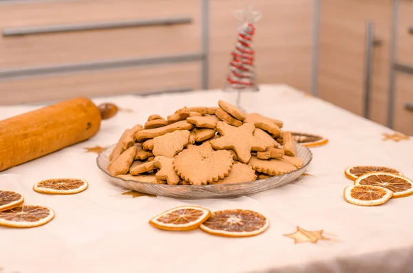 Natal Festivo Ainda Vida Cozinha Biscoito Gengibre Rolo Luzes Guirlanda — Fotografia de Stock