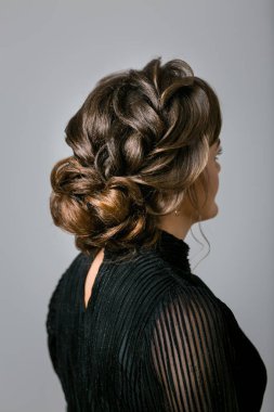 Saç stili yakın çekim. Kuaför stilistlik yapıyor..