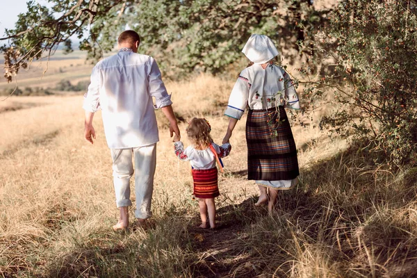Familia Está Caminando Personas Con Disfraces Nacionales Descalzo Hierba — Foto de Stock