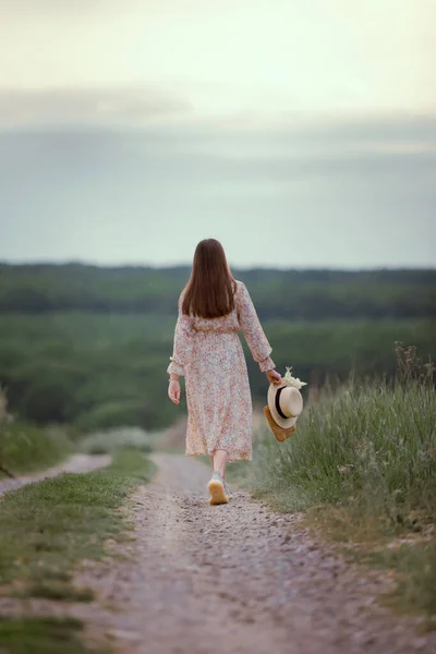 Holka Terénu Projdi Poli Summer Letní Večer — Stock fotografie