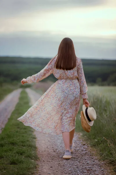 Holka Terénu Projdi Poli Summer Letní Večer — Stock fotografie