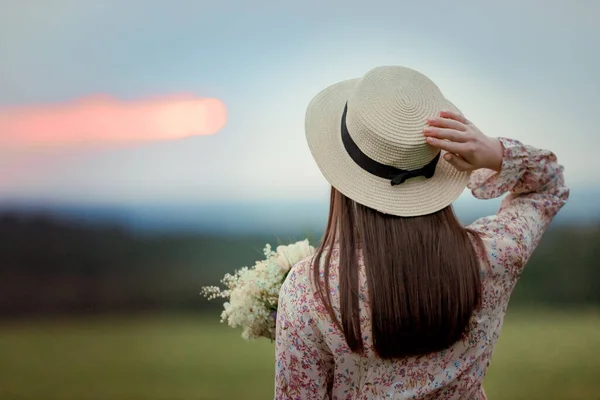 Holka Terénu Projdi Poli Summer Letní Večer — Stock fotografie