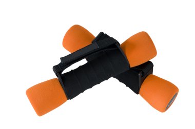 İki dambıl beyaz arkaplanda izole edilmiş.