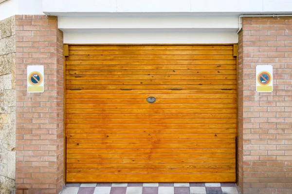 Porta de garagem de madeira — Fotografia de Stock