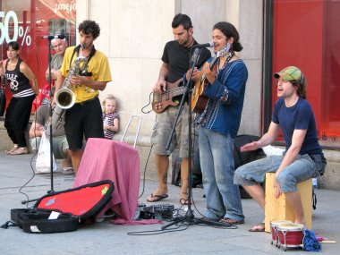 Barcelona, İspanya - 22 Temmuz: sokakta para için 22 Temmuz 2008, Barcelona, İspanya'da oynayan erkek müzisyenler.