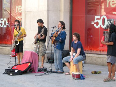 Barcelona, İspanya - 22 Temmuz: sokakta para için 22 Temmuz 2008, Barcelona, İspanya'da oynayan erkek müzisyenler.