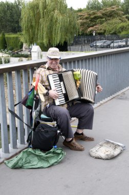 Paris - 13 Ağustos: Tanımlanamayan üst düzey müzisyen oyun akordeon köprünün üzerinde 13 Ağustos 2013 yılında Paris, Fransa. Onlarca buskers gerçekleştirmek sokaklarda ve Paris Metro.