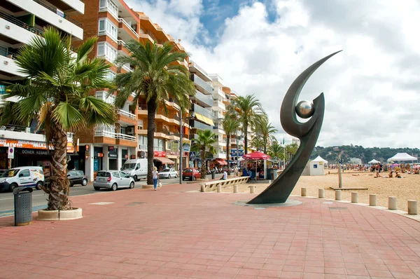 LLORET DE MAR, ESPANHA - 17 de agosto: Monumento de L 'Esguard em Lloret de Mar, Espanha, em 17 de agosto de 2013. Escultura desenhada por Rosa Serra em comemoração ao Encontro dos Apoiantes do Futbol Club Barcelona — Fotografia de Stock