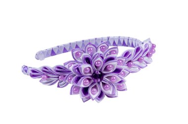 Beyaz bir arka plan üzerinde renkli saç tokası