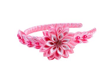 Beyaz bir arka plan üzerinde renkli saç tokası