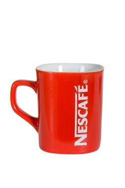 Moskova, Rusya Kasım 08,2015: Studio kadeh kırmızı Nescafe Kupası izole üzerinde beyaz arka plan..