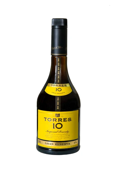 Moskou, Rusland November 09,2015: een fles brandewijn Gran Reserva Torres alc. 38%, 700 ml. Torres is geproduceerd uit druiven van Spain.Catalonia gebied. — Stockfoto