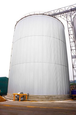 Silo Metal Yaprak kabı beyaz arkaplan ile yere yerleşir.