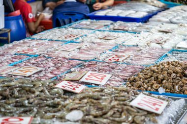 Canlı taze mürekkep balığı taze Asya pazarında satılık..