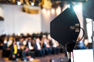 Kapalı alanda mikrofon alıcısı, büyük bir etkinlik ve geniş bir alanda kablosuz mikrofon için profesyonel ekipman..