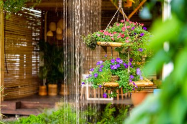 Asılı Çiçek Dekorasyonu ve Perde Şelalesi Güzel bahçede